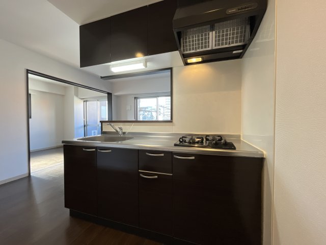 キッチン　※反転タイプのお部屋写真となります。参考までにご覧ください。