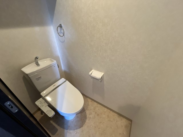 トイレ　※反転タイプのお部屋写真となります。参考までにご覧ください。