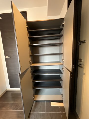 玄関　※反転タイプのお部屋写真となります。参考までにご覧ください。