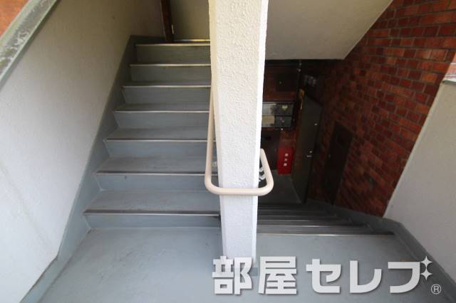 その他共有部分　共用の階段も広いですよ。