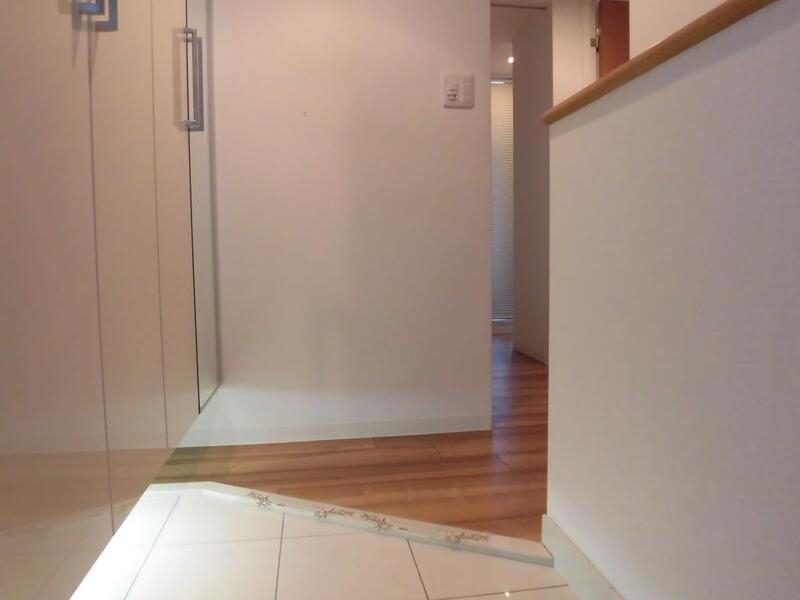 玄関　玄関を開けたらすぐにお部屋ではないので急な来客でも安心です