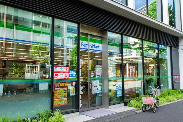 コンビニ　ファミリーマート 神田須田町二丁目店（コンビニ）まで96m