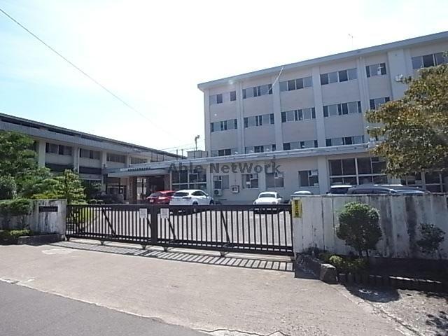 中学校　岐阜市立岩野田中学校（中学校）まで820m