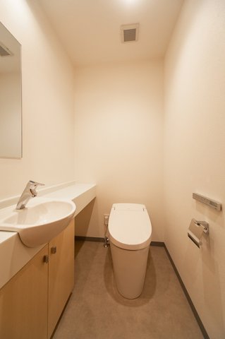 トイレ　※写真は同タイプ住戸です。