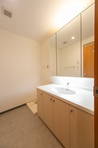 洗面設備　※写真は同タイプ住戸です。