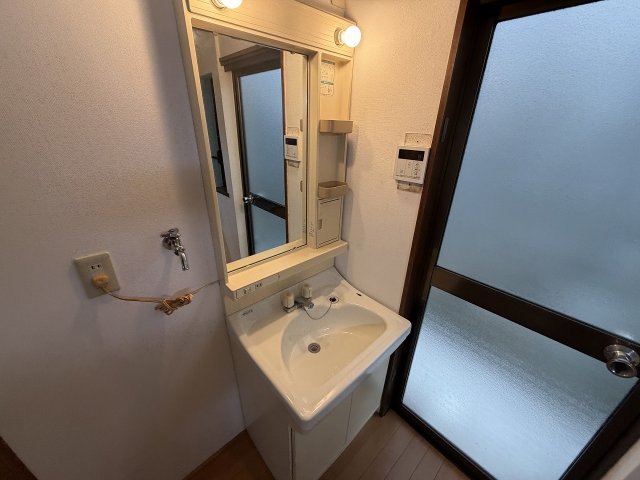 洗面設備　ゆったりとスペースのある洗面所