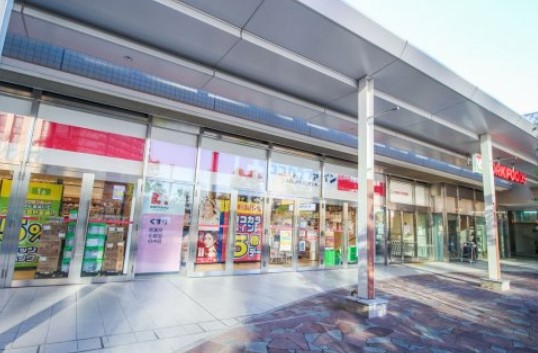 ドラックストア　ココカラファインヨークフーズ新宿富久店（ドラッグストア）まで70m