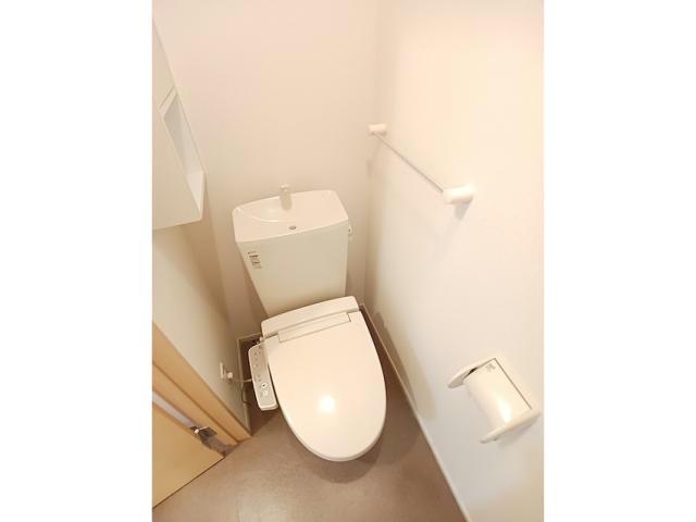 ＪＲ山陽本線 備後赤坂駅 徒歩28分 2階建 築14年のトイレ写真
