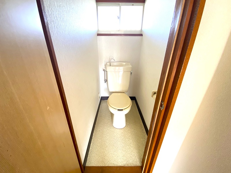 トイレ　※他号室の参考写真となります