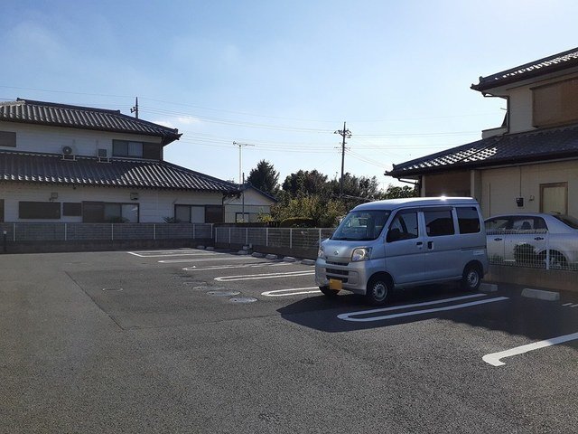 駐車場　駐車場があるので、車を買う予定の方も安心です