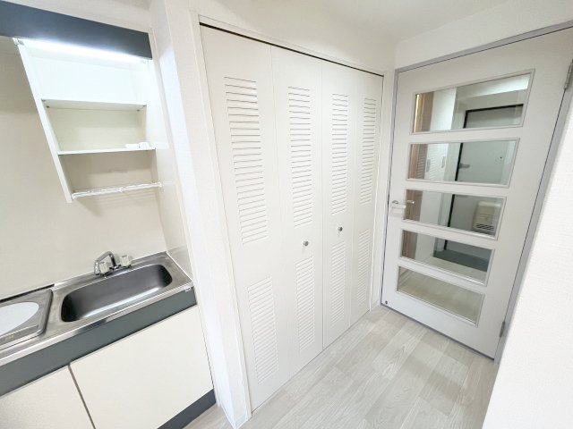 キッチン　2023年時の内装です。現入居者様が退去後、内装状況に変動の