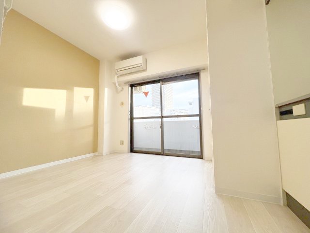 居室・リビング　2023年時の内装です。現入居者様が退去後、内装状況に変動の