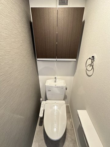 トイレ　温水洗浄便座付き＆便利な収納付きです♪