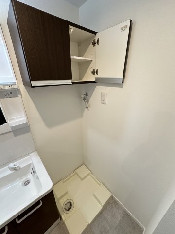 その他　室内洗濯機置場の上には棚があります！