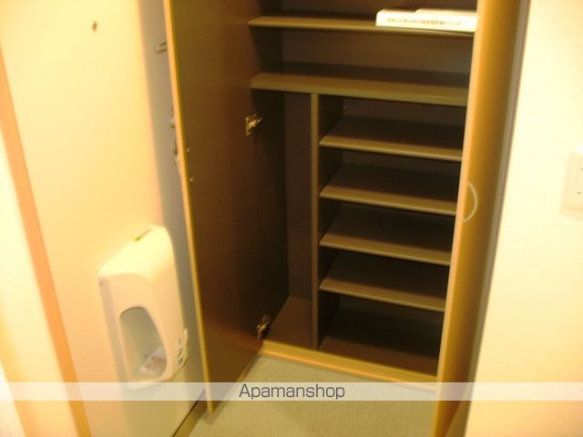 近鉄大阪線 近鉄八尾駅 徒歩12分 3階建 築18年の玄関写真