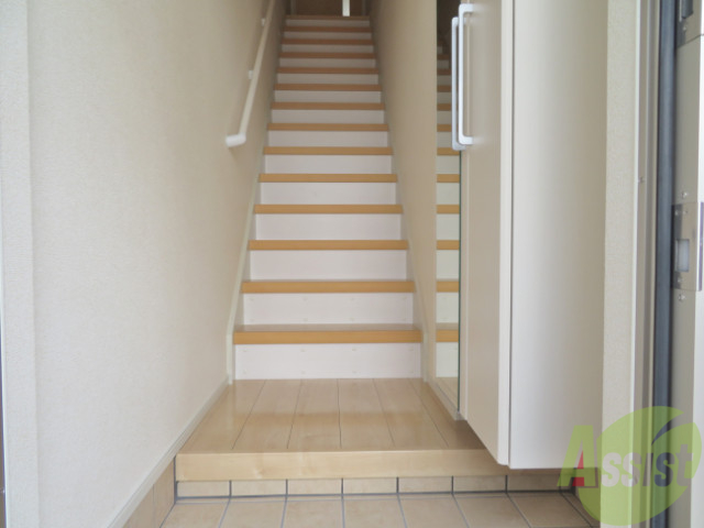 玄関　玄関からは、すぐにお部屋が見えないので安心ですね。