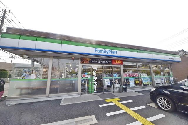 コンビニ　ファミリーマート草加旭町二丁目店（コンビニ）まで181m