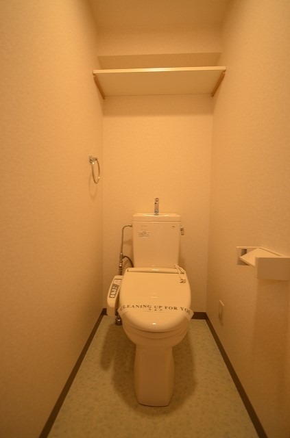 トイレ　同物件別号室の写真です。