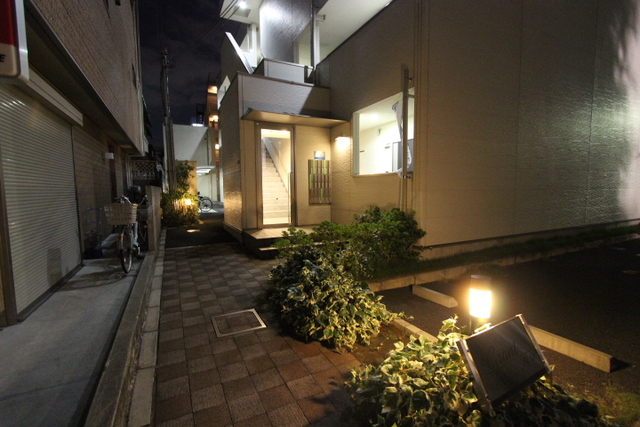 エントランス　夜間に撮影