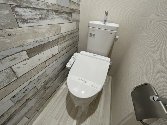 トイレ　温水洗浄便座付きのトイレです♪