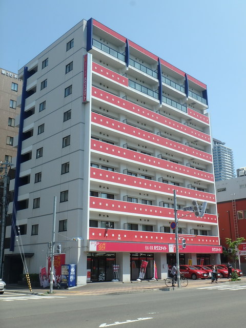 赤いマンション北大前の建物外観