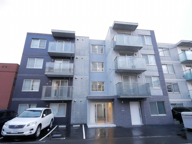 札幌市白石区菊水七条のマンションの建物外観