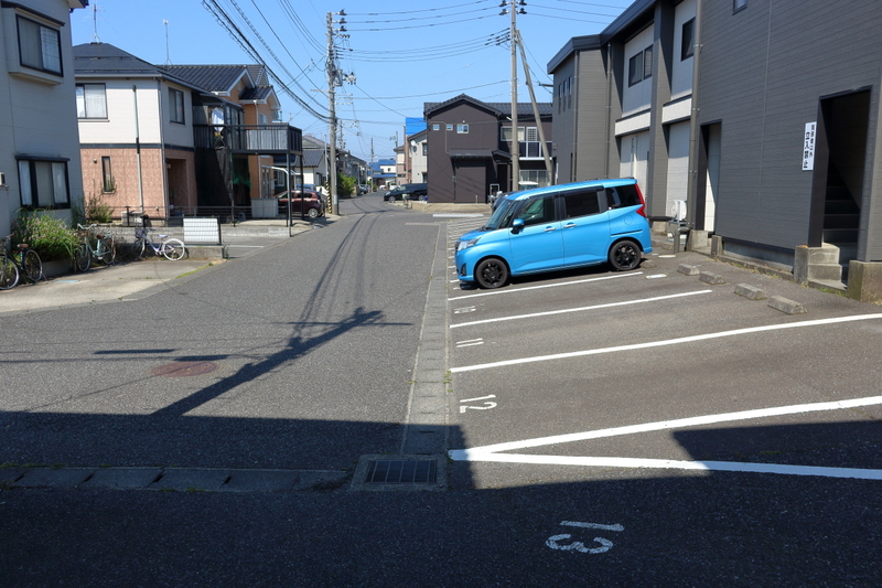 【ジュネスVIIの駐車場】