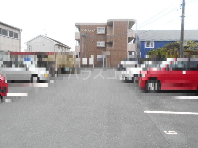 【磐田市上大之郷のマンションの駐車場】