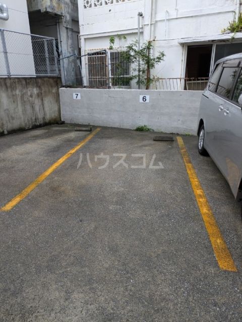 【神里アパートの駐車場】