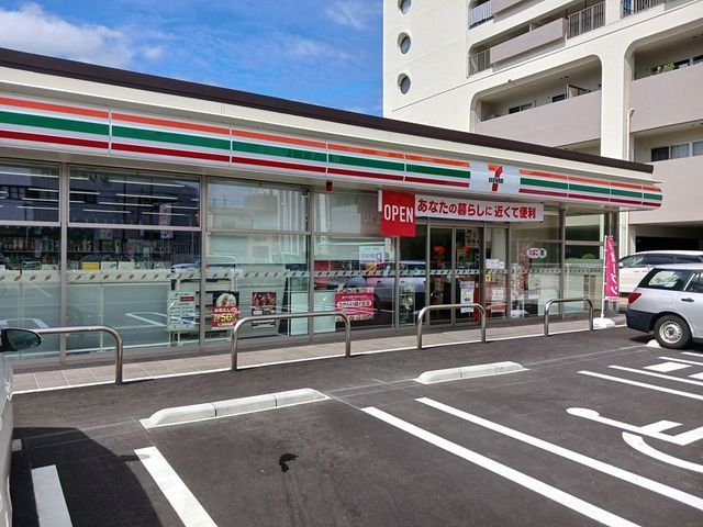 【下池田町１丁目アパート（０２７５９３３０１）のコンビニ】