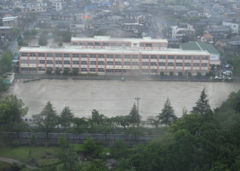 【尾張旭市城山町三ツ池のマンションの小学校】