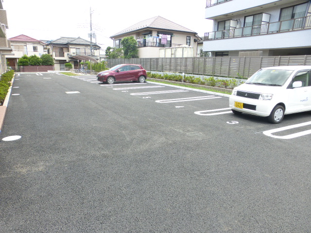 【パインヒルズ胡録台の駐車場】