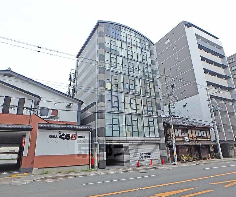 京都市上京区西北小路町のマンションの建物外観