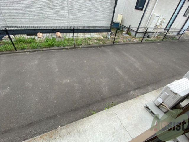 バルコニー　リビングからつながるバルコニーは陽の光がよく当たる快適空間