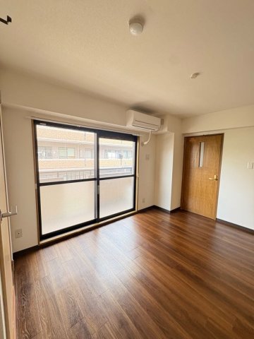 その他部屋・スペース　開放的な寝室です