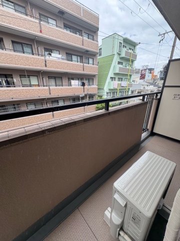 バルコニー　開放的で明るい空間を演出してくれるバルコニーです