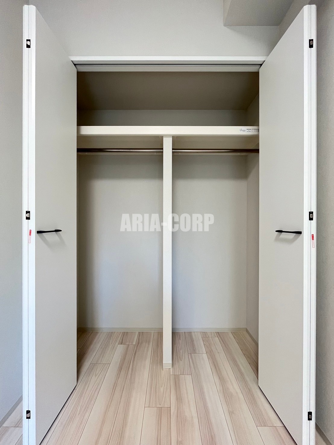 収納　【同仕様】クローゼット。上部には便利な棚もございます！