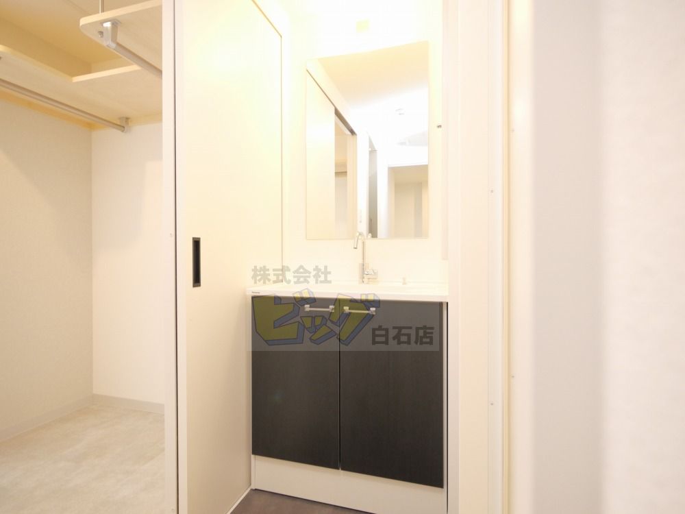 洗面設備　オシャレな独立洗面化粧台です♪