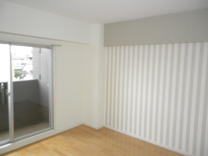 その他部屋・スペース　落ち着いた色調の寝室です