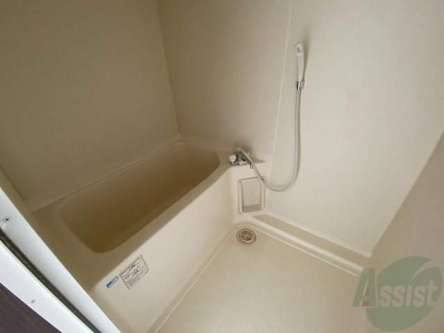 バス・シャワールーム　バスルームは狭すぎず、シャワーも浴びやすそうです。