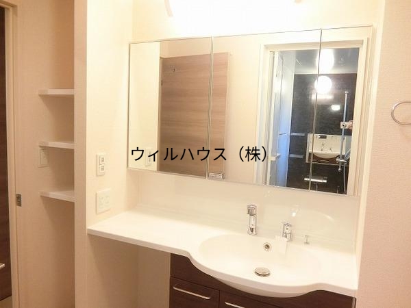 洗面設備　大きな鏡のシャンプードレッサー！