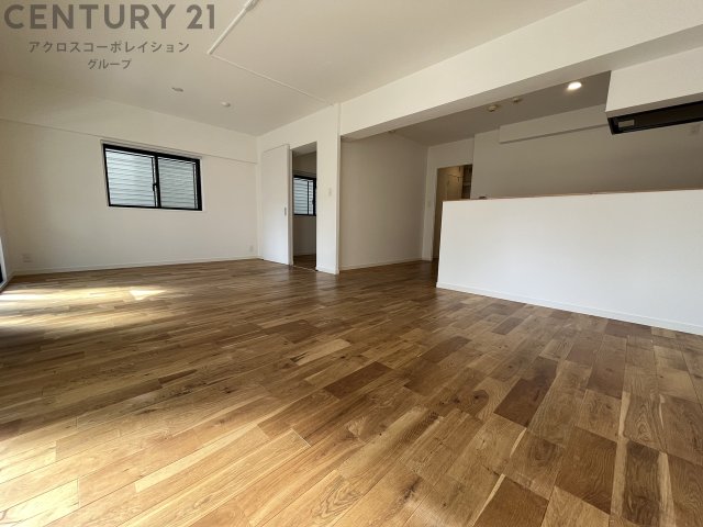 居室・リビング　床色が落ち着いた色合いで綺麗です♪