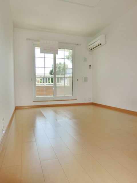 居室・リビング　エアコン完備の快適なリビング。