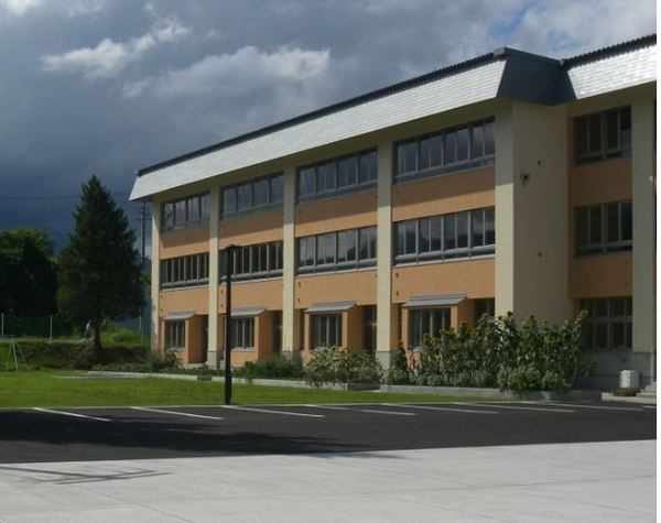 中学校　札幌市立信濃中学校（中学校）まで439m