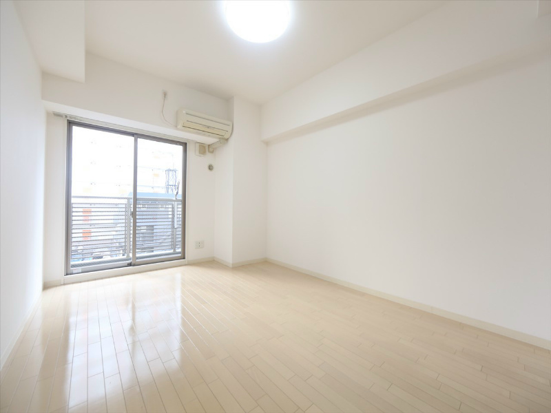 居室・リビング　洋室8.72帖　エアコン完備　南向き