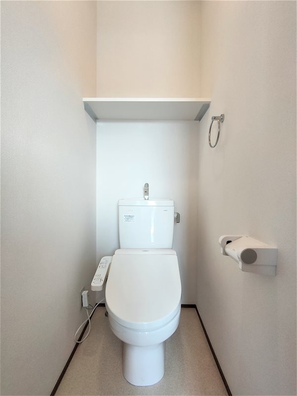 トイレ　温水洗浄便座付きのトイレです。