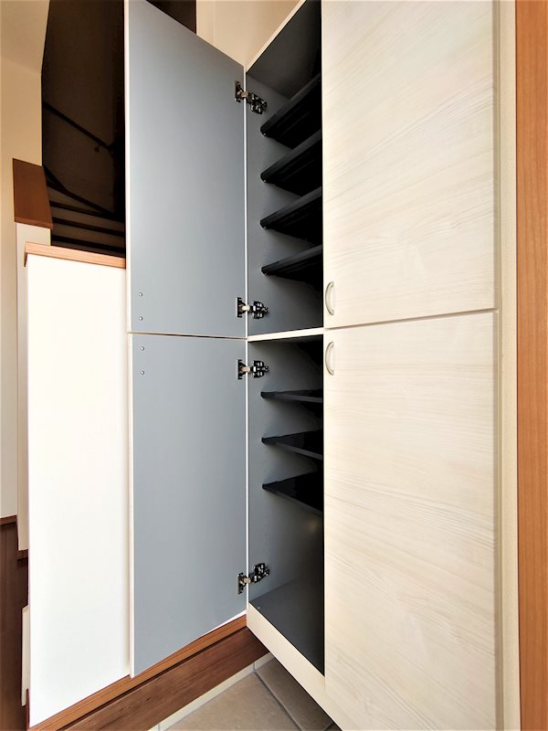 玄関　玄関にはたっぷり収納できる下駄箱