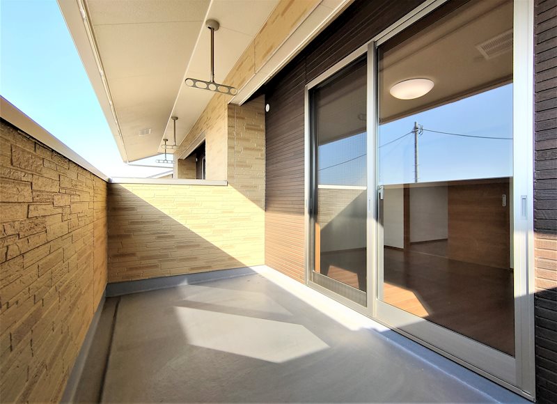 バルコニー　広々としたバルコニーは風通しも良さそうです。