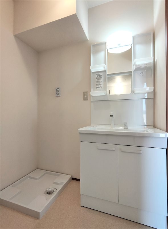 洗面設備　独立洗面化粧台の横には洗濯用防水パン