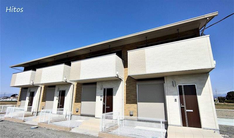 建物外観　上下の音が気にならないメゾネットタイプ物件です。工事中の外観